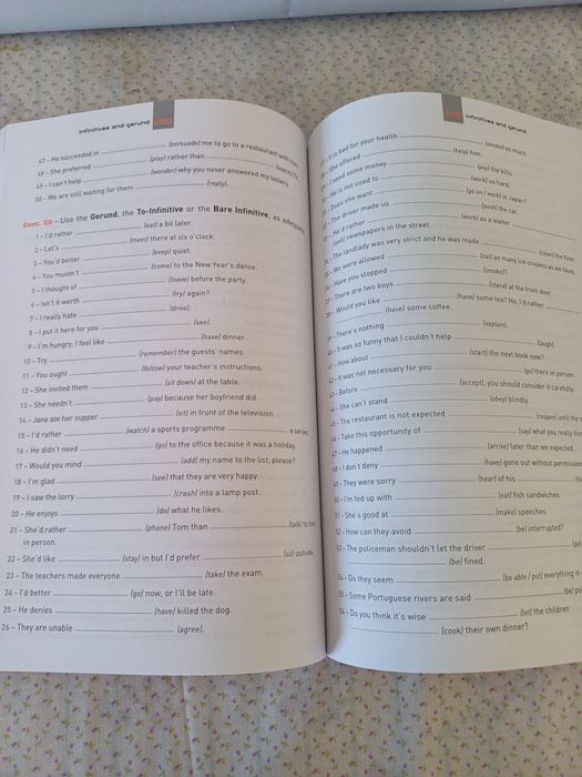 Livro de exercícios de inglês.