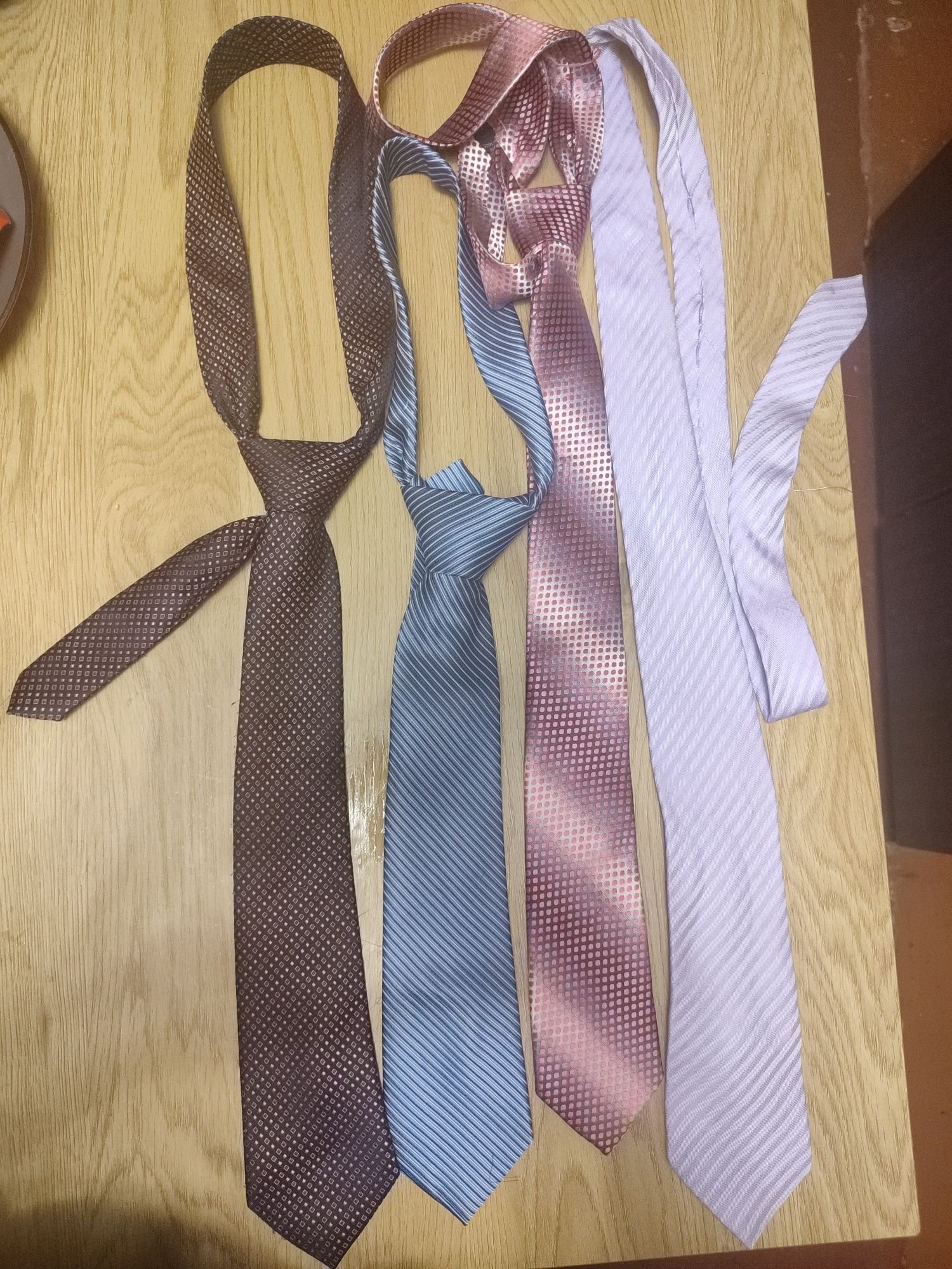 Краватки 4 штуки