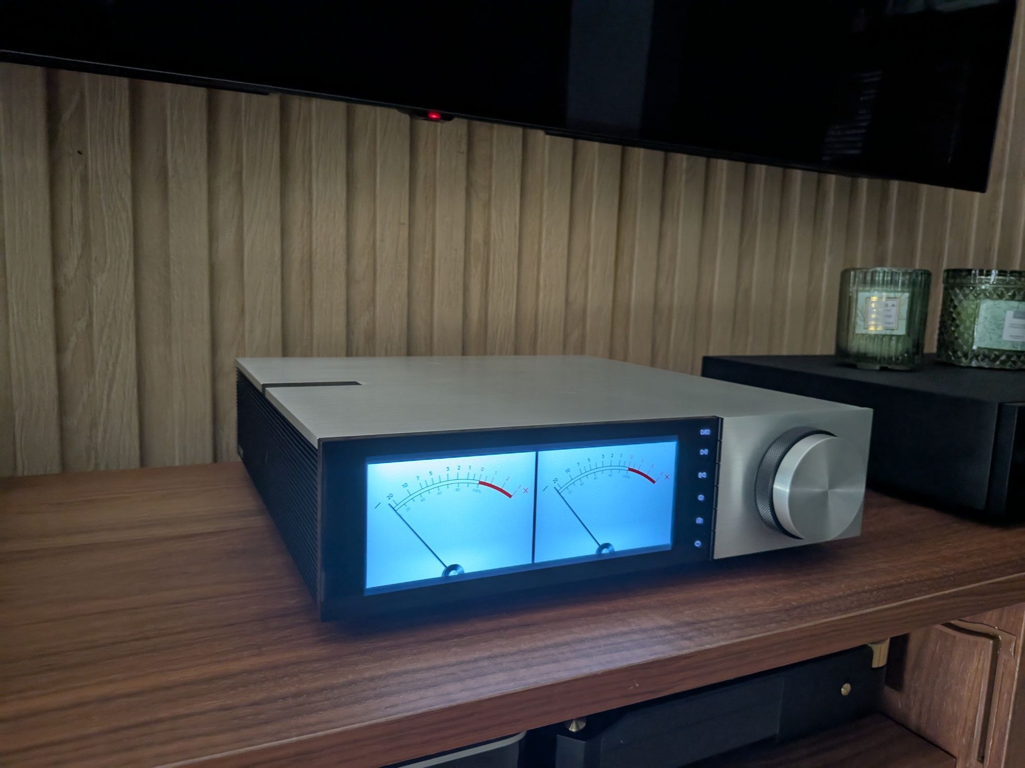 Cambridge Audio EVO 150 DeLorean limited edition
