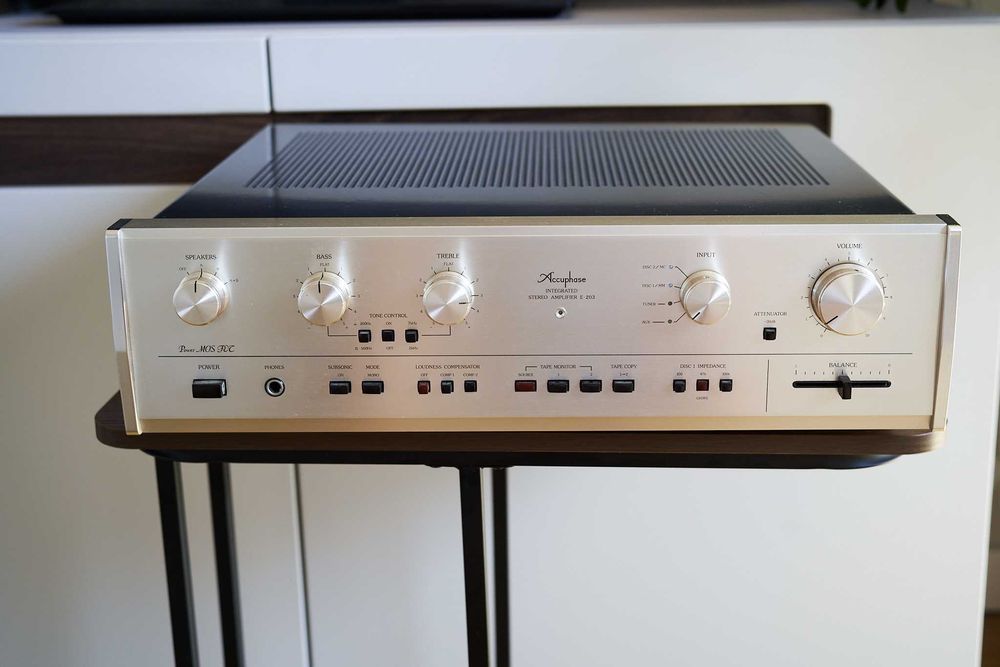 Wzmacniacz Accuphase E-203