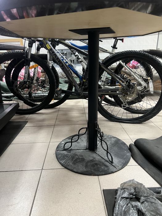 столи з каменю круглі та квадратні