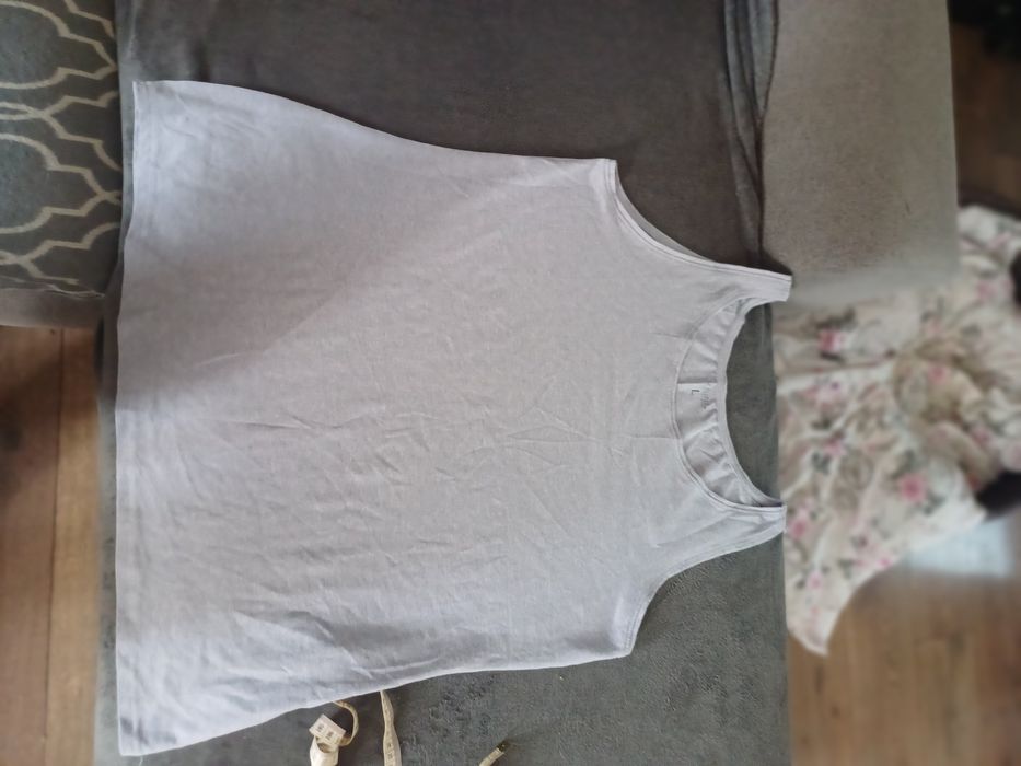 Sprzedam koszulkę na ramiączkach.