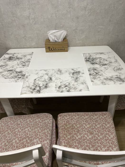 Обеденный стол и стулья