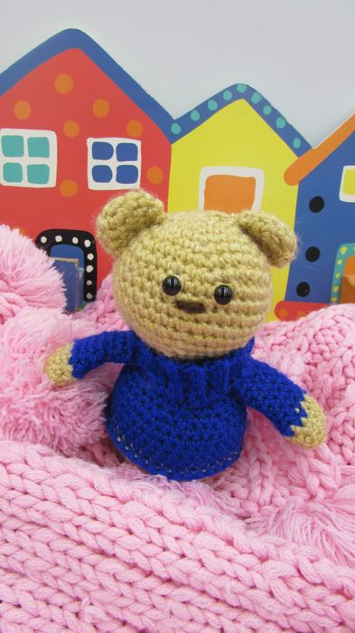 Misiu w koszulce ręcznie robiony maskotka amigurumi