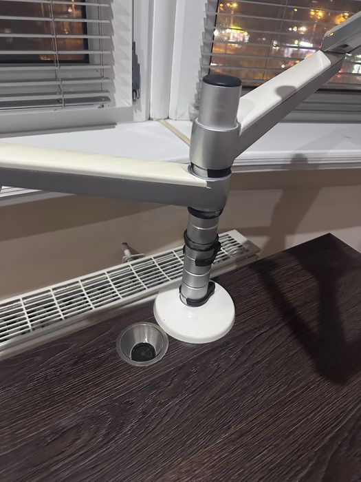 Кронштейн для монітора, з тримачем для ноутбука.