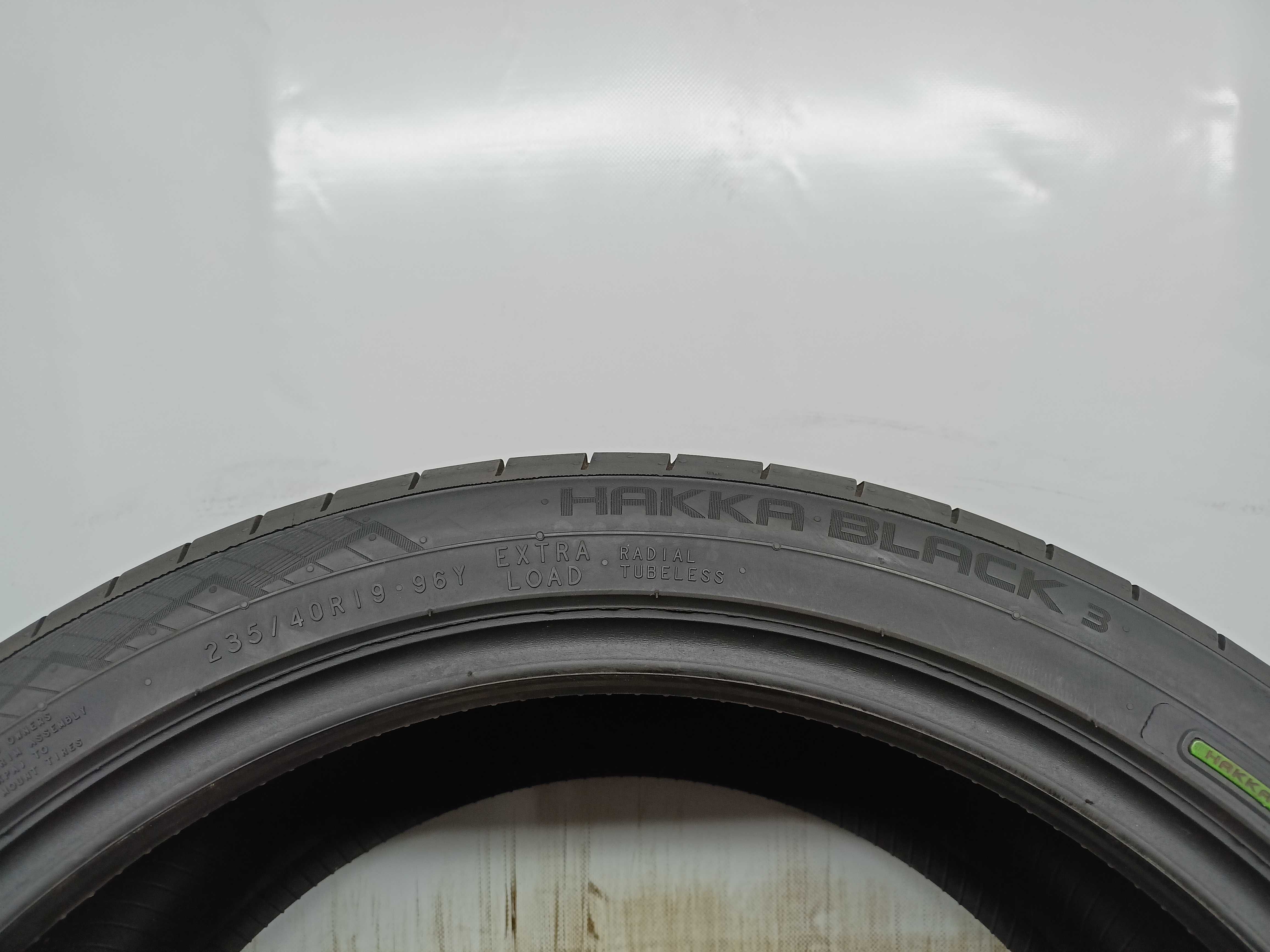 Nokian Hakka Black 3 235/40/19 2023rok 96Y 7,4mm (1369)