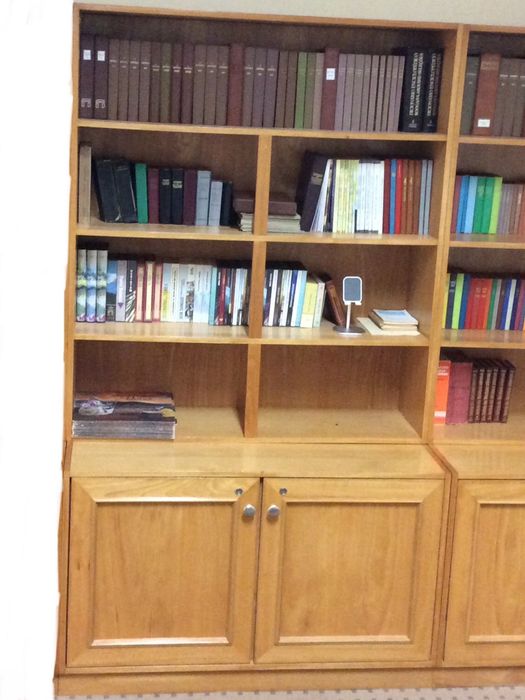 2 armários (estantes)  200x 114x 56cm