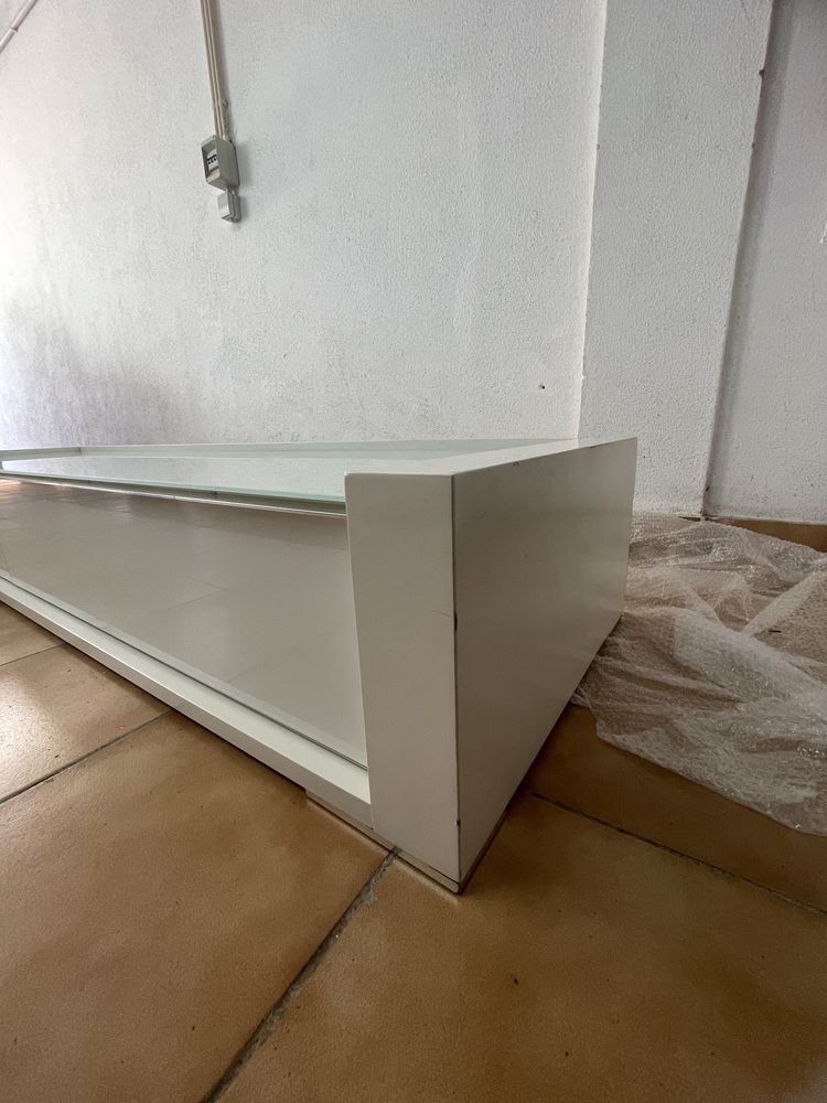 Móvel TV branco com vidro