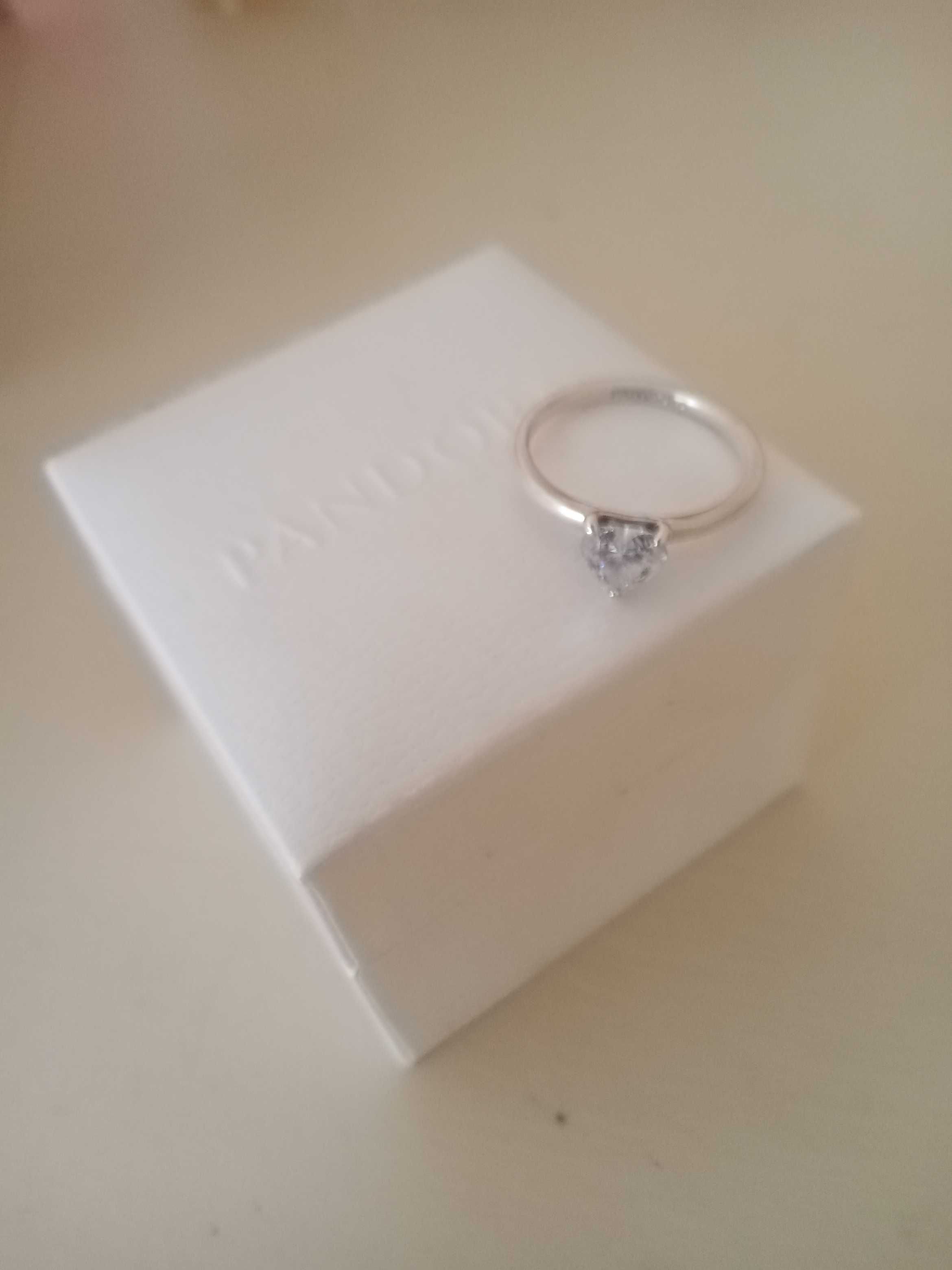 Anel PANDORA em prata com coração