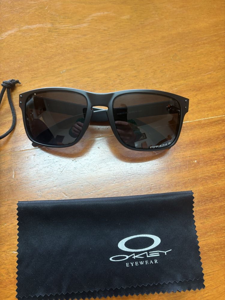 Óculos escuros Oakley polarizados modelo 9102