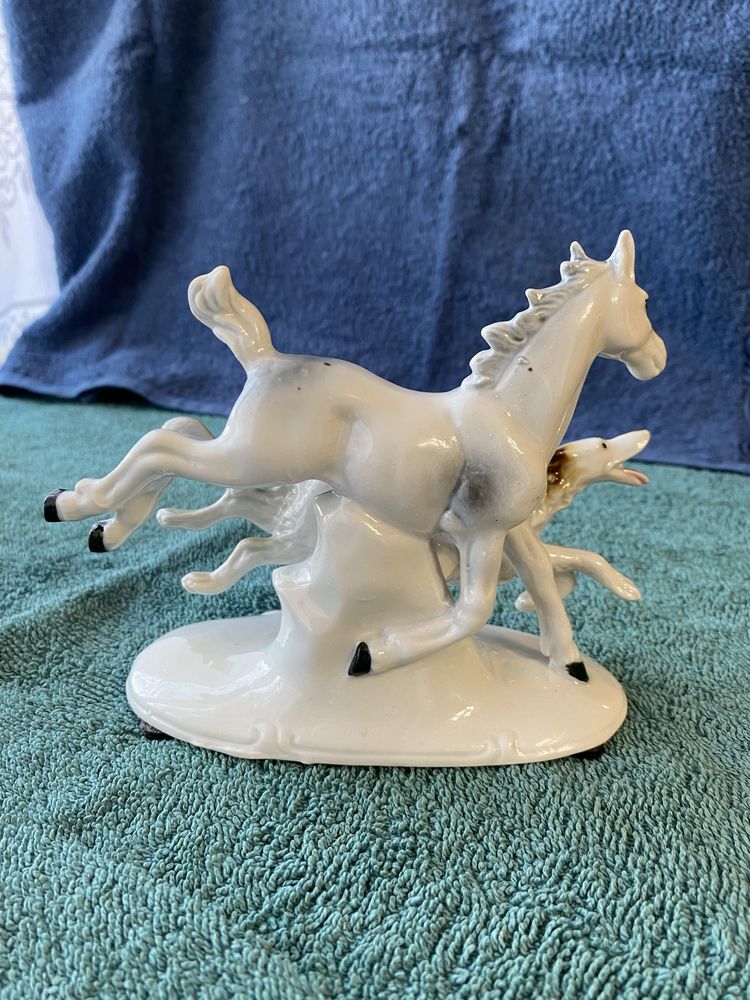 Niemiecka figurka porcelanowa konia z psem
