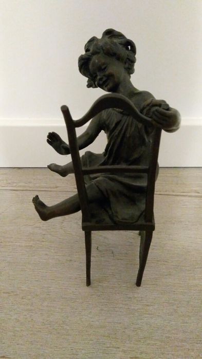 Статуэтка девушка на стуле бронза