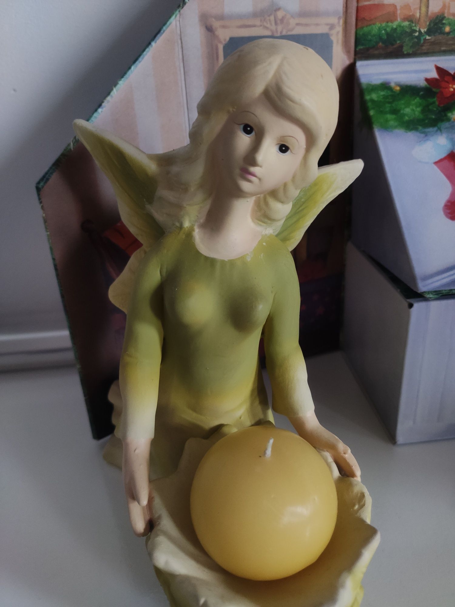 Piekny duży elf czy anioł, nowy świecznik ze świecą