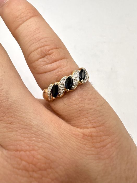 Złoty pierścionek z szafirami 0,57ct i diamentami 0,04ct
