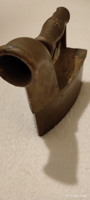 Ferro a carvão antigo