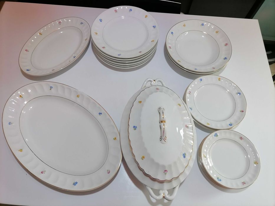 Lote de terrina, pratos e travessas S. P. Coimbra