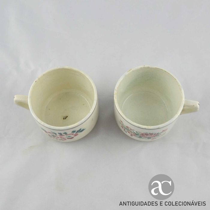 Par de chávenas almoçadeiras em faiança sem pires