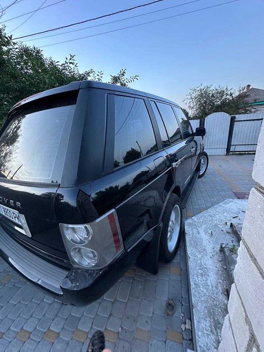 Рендж ровер на ходу розмитнений.