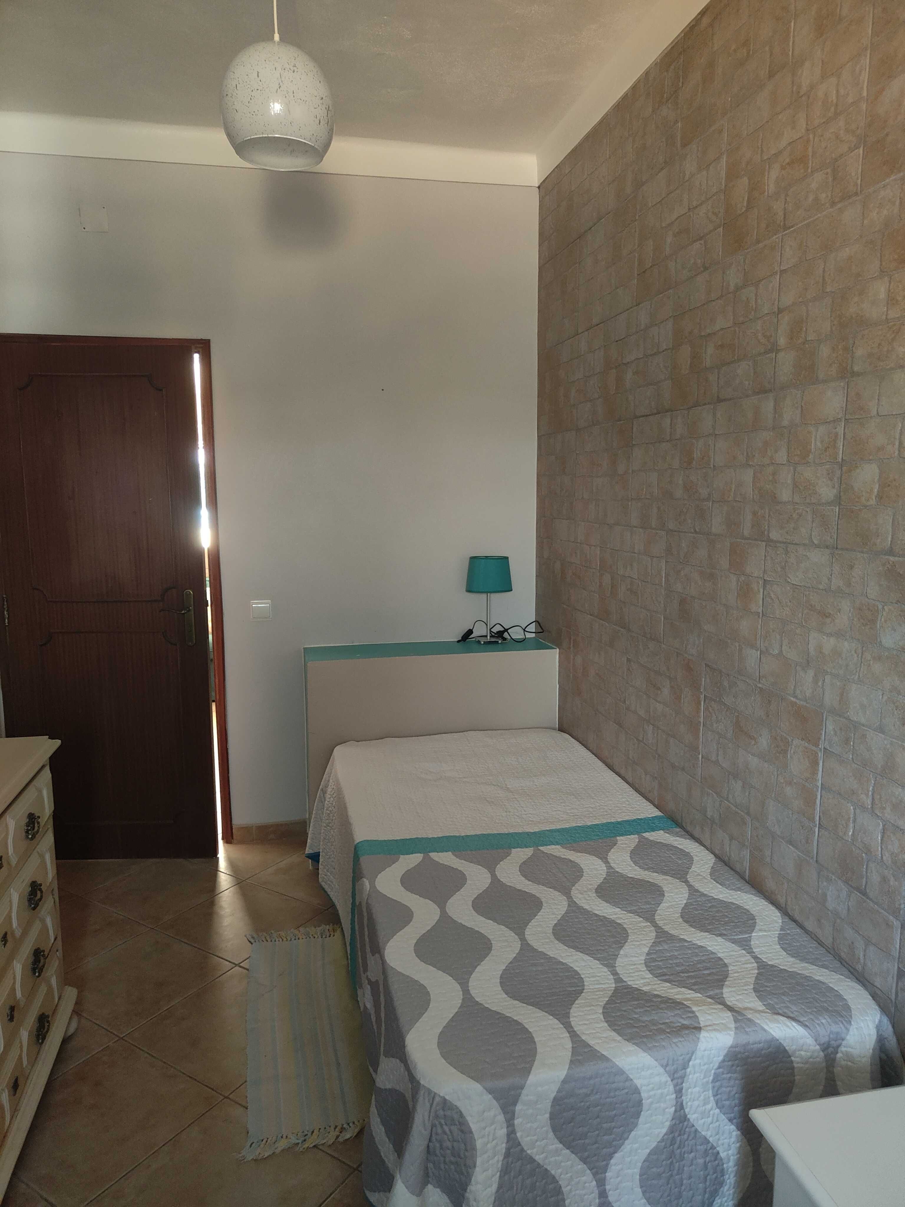 Quartos em Gambelas para meninas estudantes