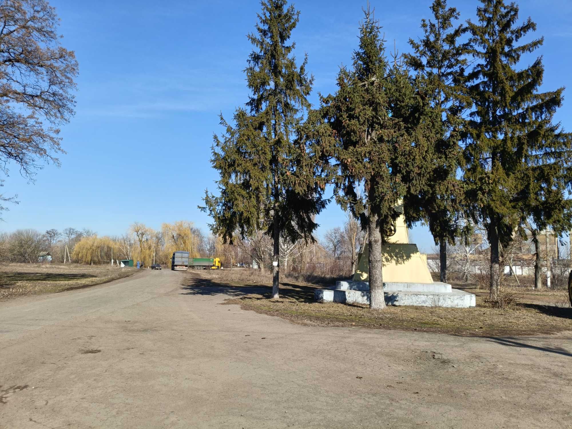 Будинок в центрі с. Лукашівка.