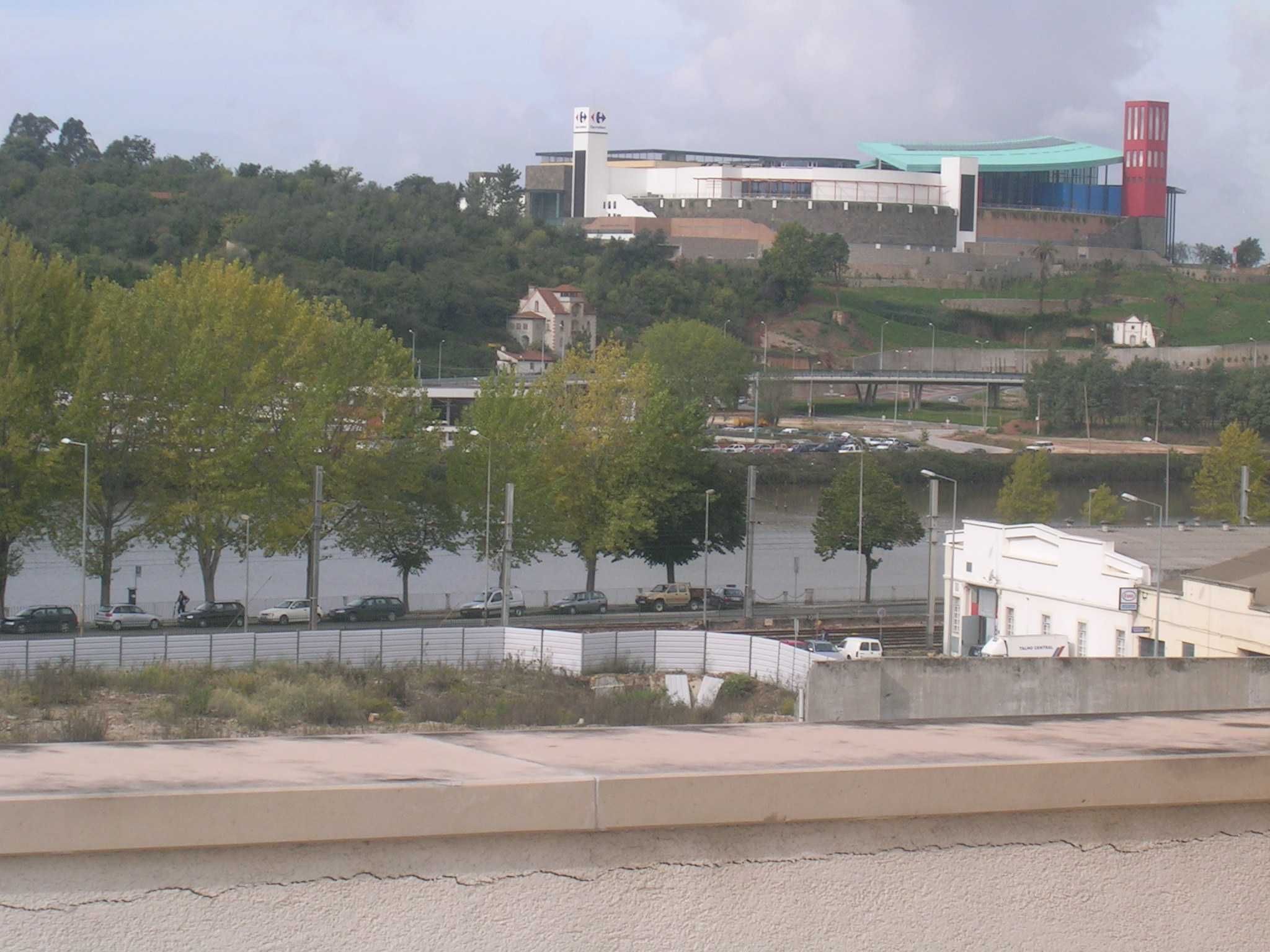 Arrenda-se apartamento T2 com terraço privativo na Baixa de Coimbra