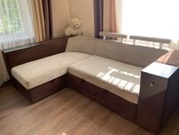 Куток у вітальню чи спальню в гарному стані.