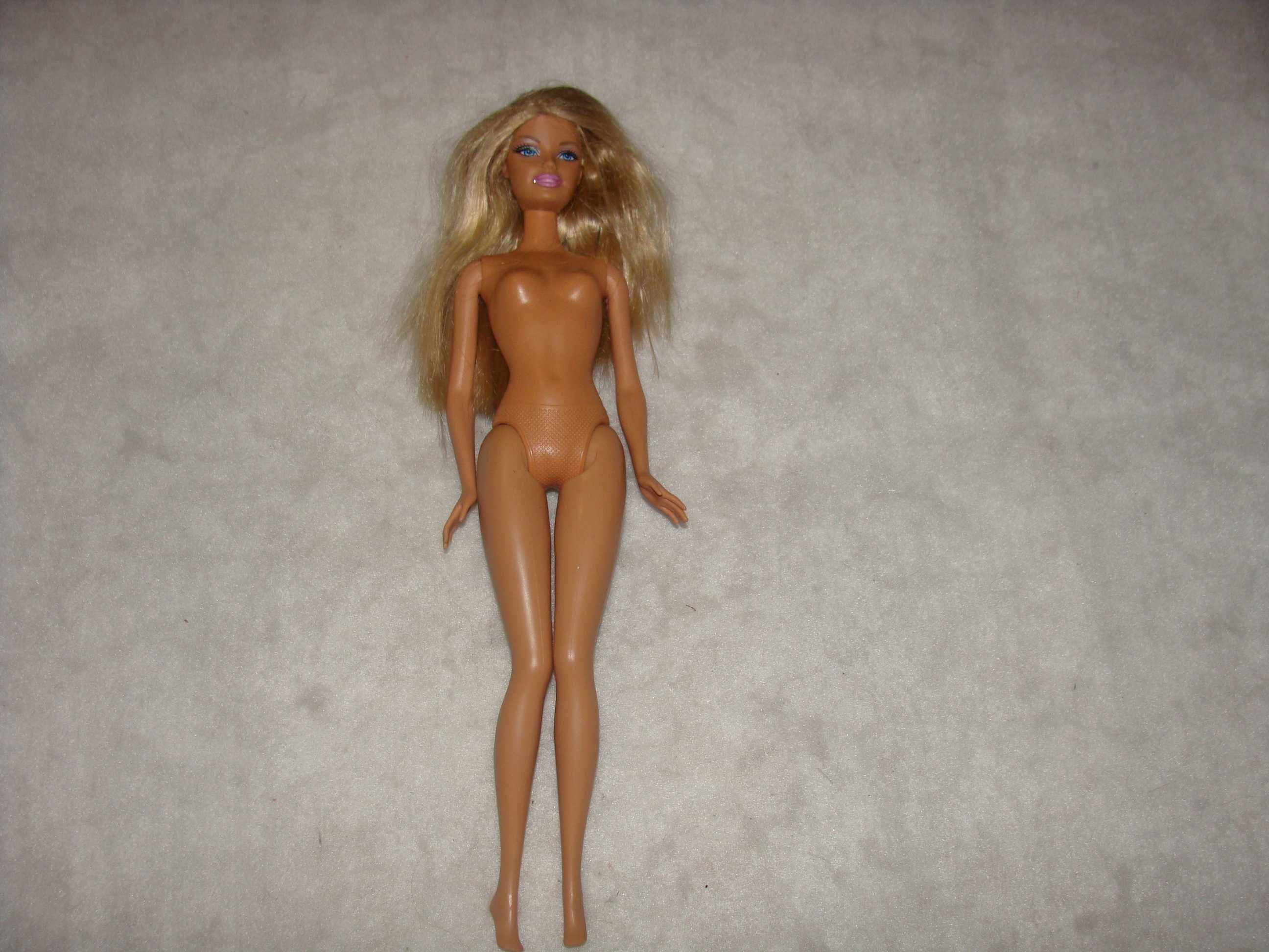 Boneca Barbie não identificada