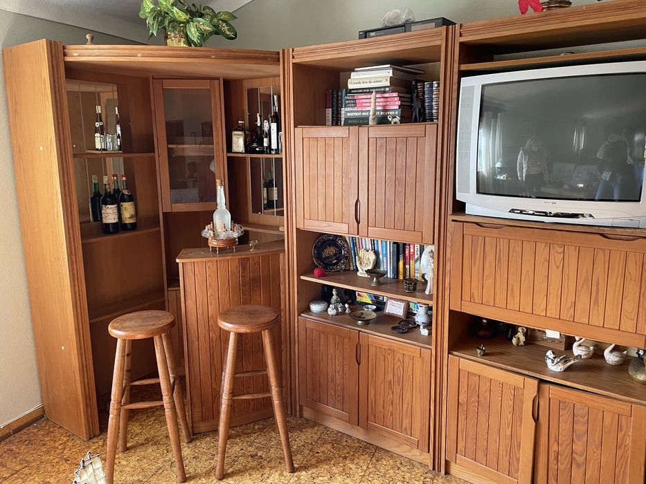 2 Móveis de sala, um eletrificado e outro com bar