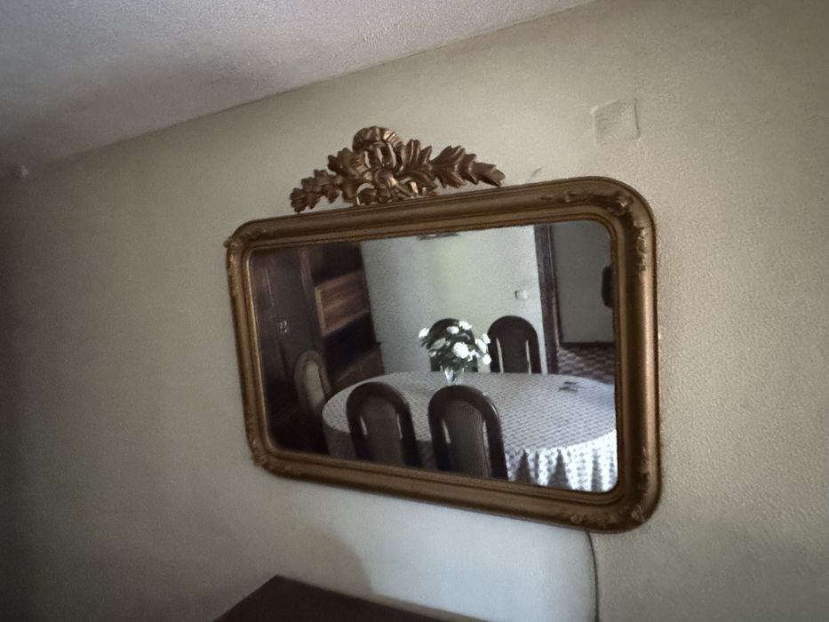 Espelho de sala em castanho, banhado a dourado.
