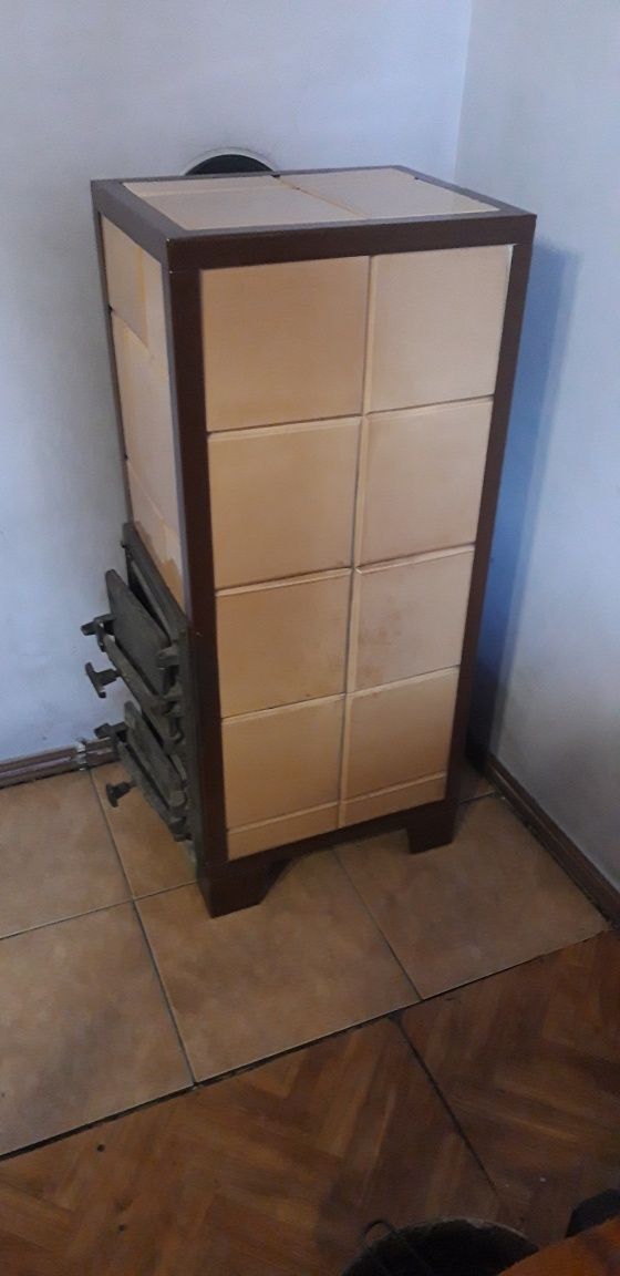 Mały piec kaflowy wolnostojący do przeniesienia  w dobrym stanie 104/4