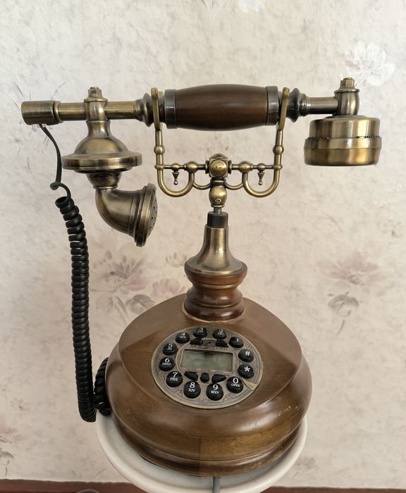 Телефон стационарный в ретро стиле