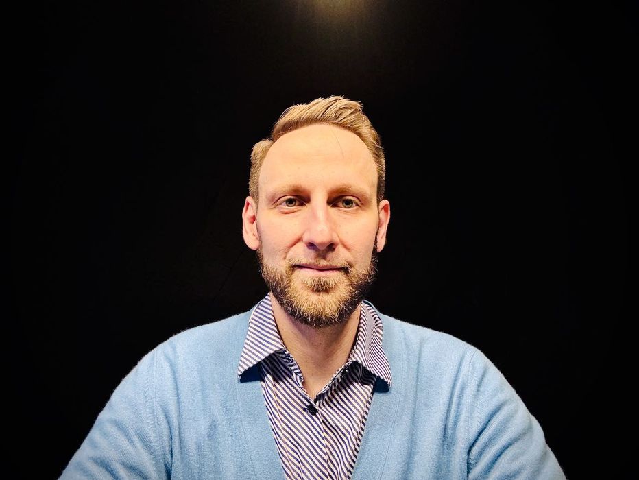 Нейро-психолог. Гипнотерапевт. Гипно-тренер. Переговорный практик.