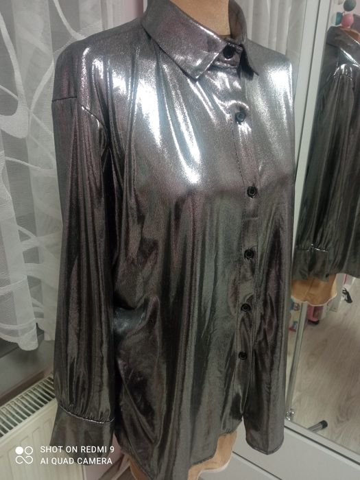 Piękna metaliczna srebrna koszula
