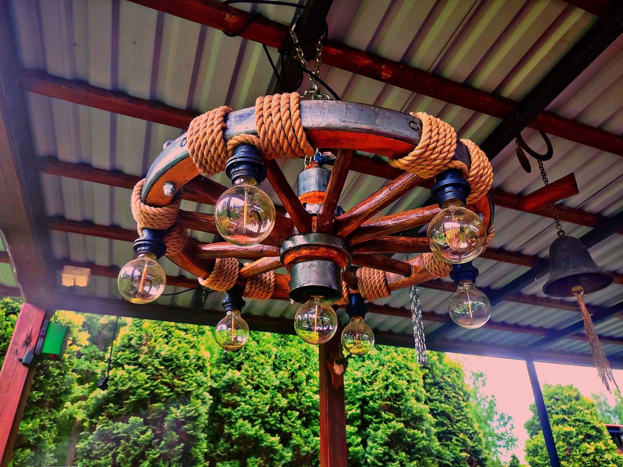 Stara lampa antyk koło od wozu drabiniastego piękna do altany