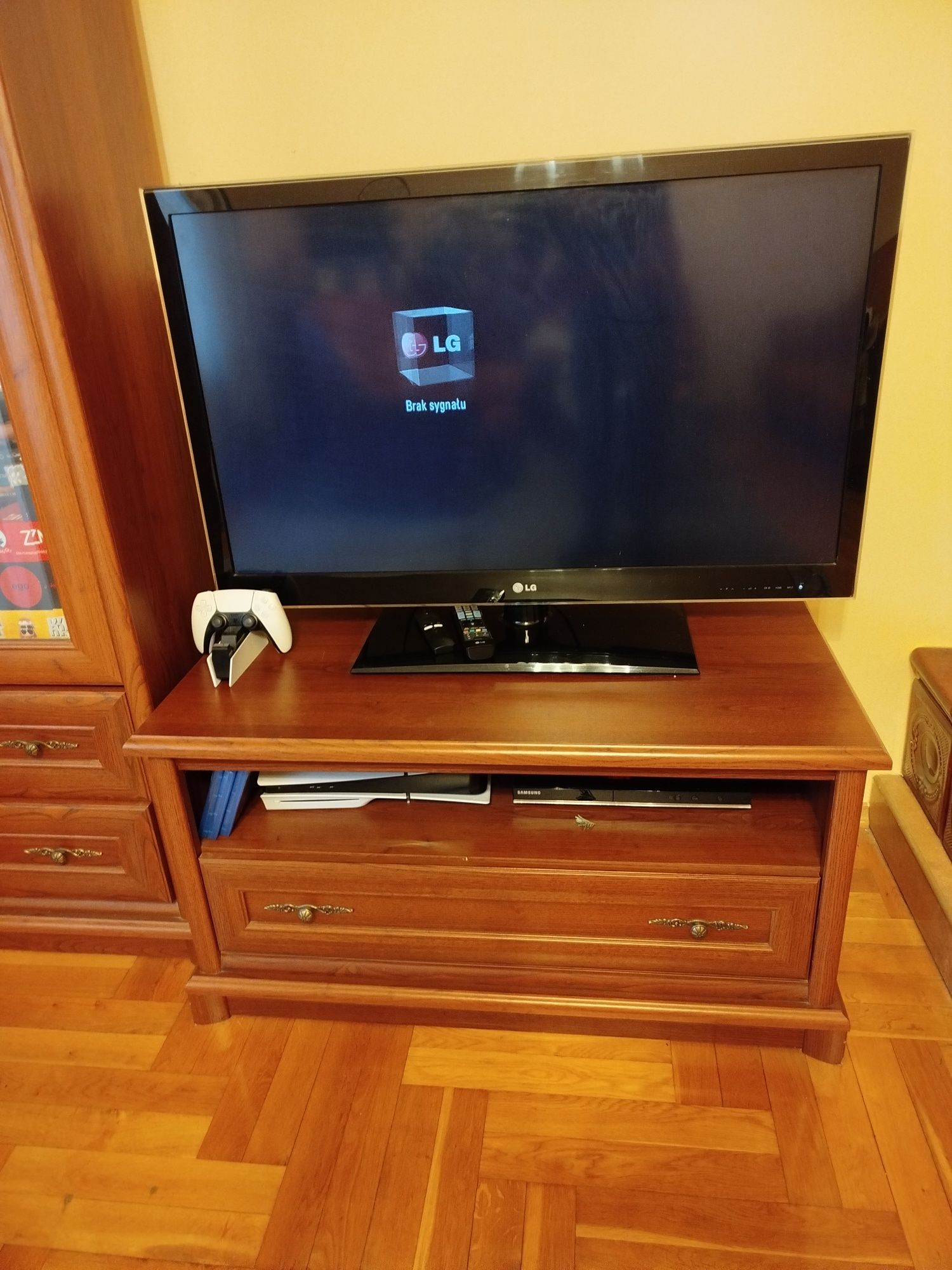 Meble klasyczne BRW Black Red White Kent, do salonu Witryna komoda RTV