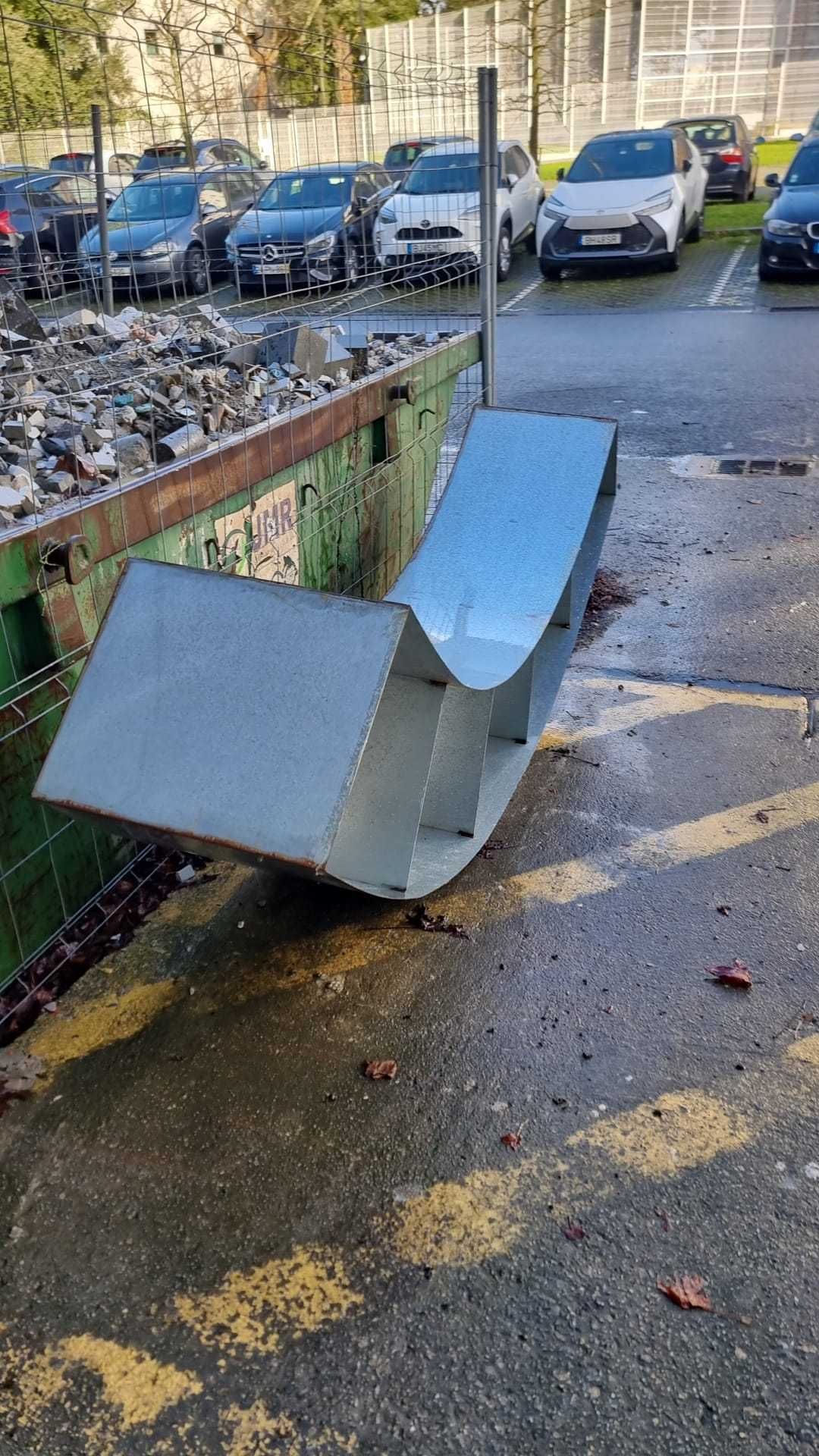 Peça metal zincado