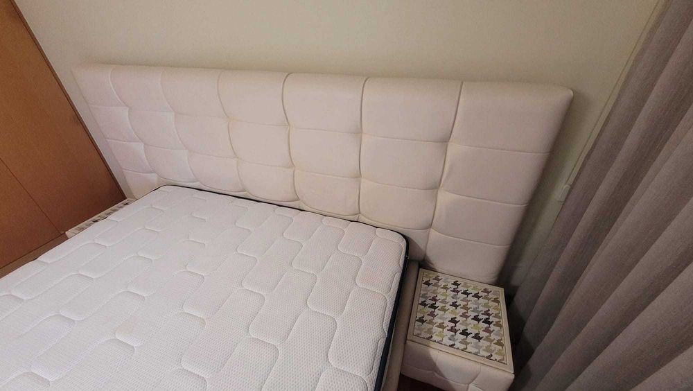 Cama, cabeceira e mesinhas de cabeceira