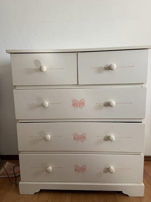 Cómoda branca de criança com laços cor de rosa