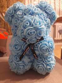 Miś z niebieskich róż