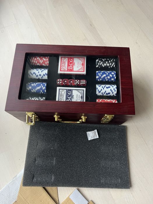 Nie używany, zestaw do pokera w drewnianej walizce miejsce na butelke