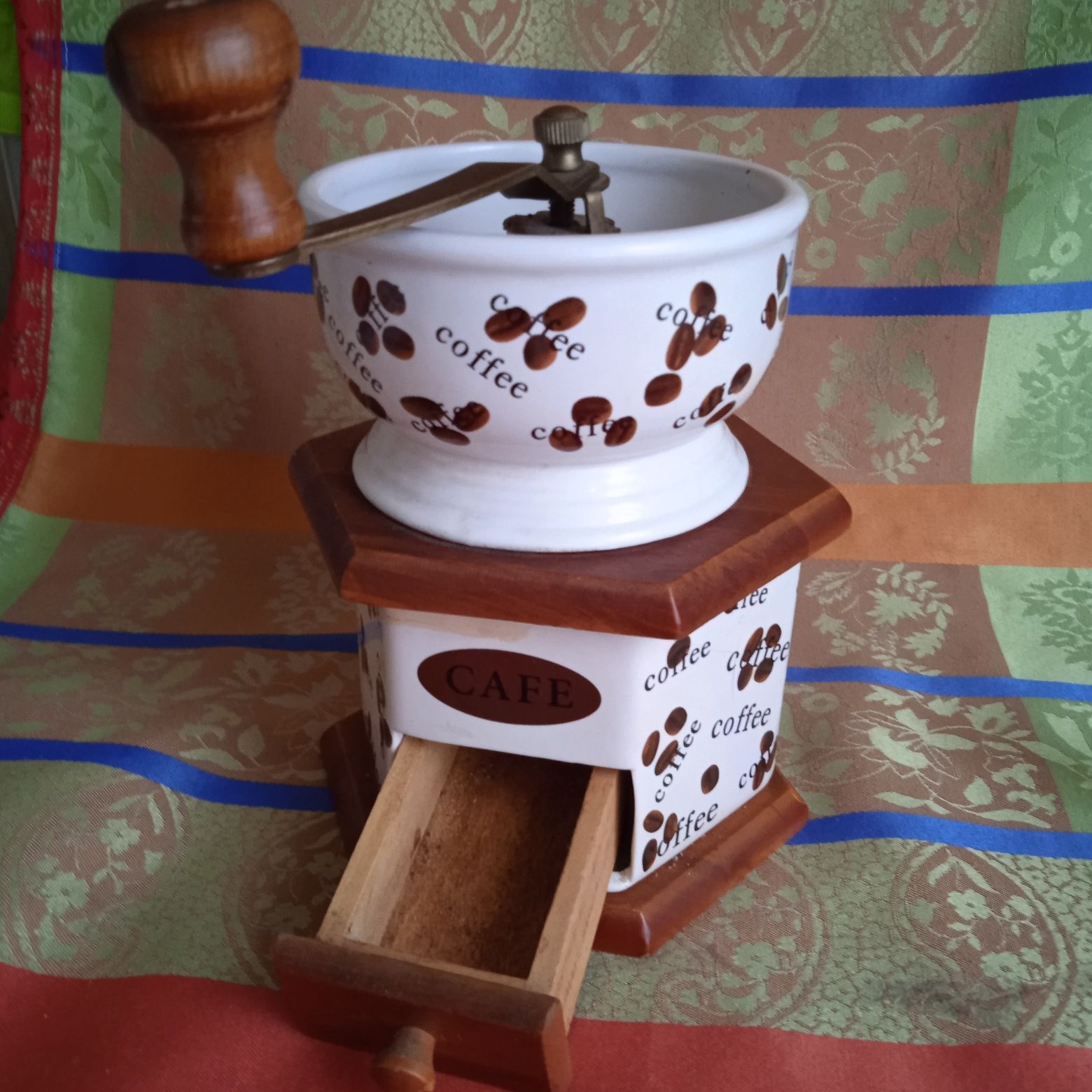 Кофемолка ручная и суповница.