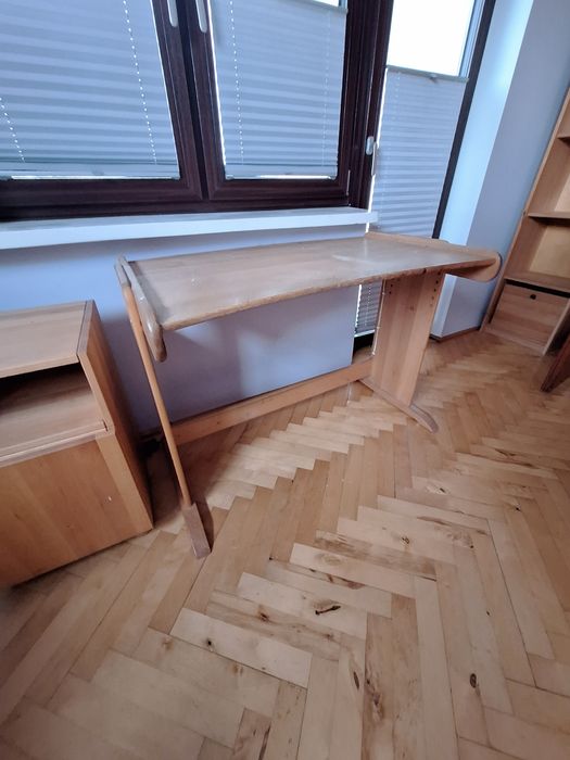 Meble wykonane z drewna.