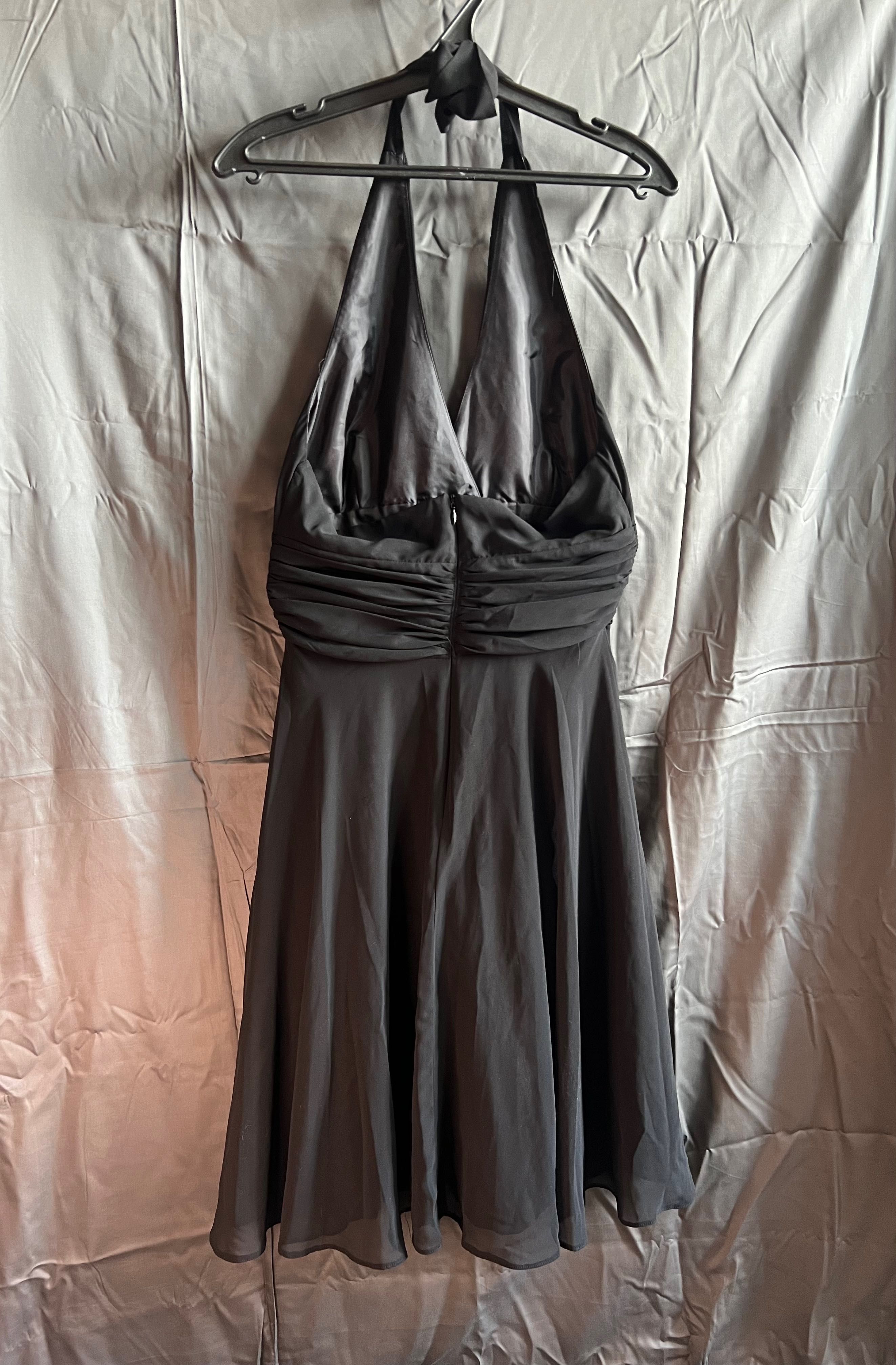 Чорна коротка сукня в стилі Мерлін Монро