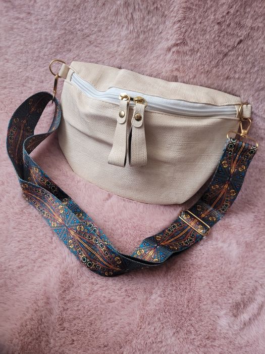 Świetna torebka nerka beżowa kremowa na suwak kolorowy pasek boho idea