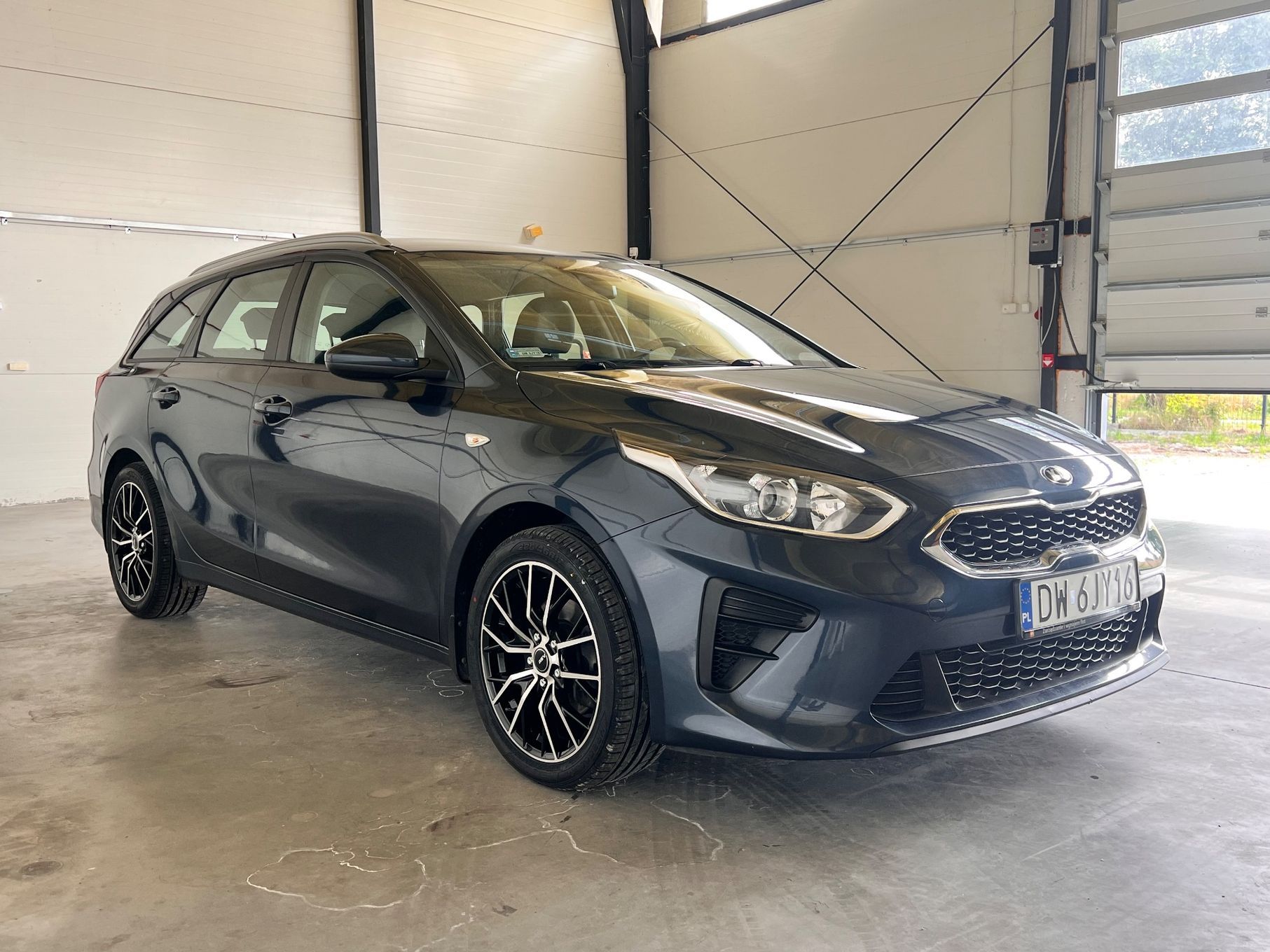 Kia Ceed nawigacja carplay android auto czujniki nowe opony fv23%