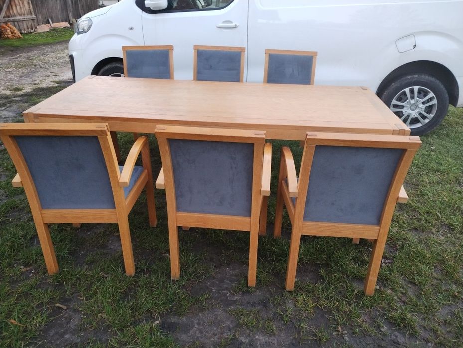 Stół drewniany z krzesłami