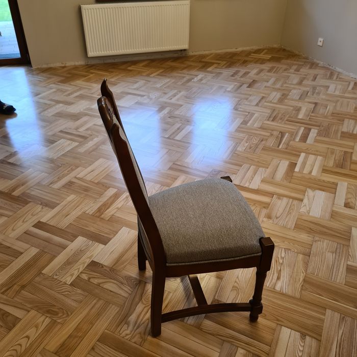 Stół  plus 6 krzeseł,  lite drewno bukowe, kolor wiśnia do odświeżenia