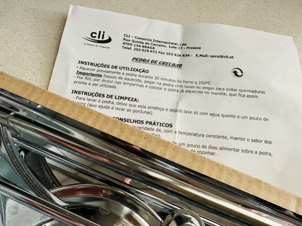 Conjunto pedra de grelhar com embalagens e instruções