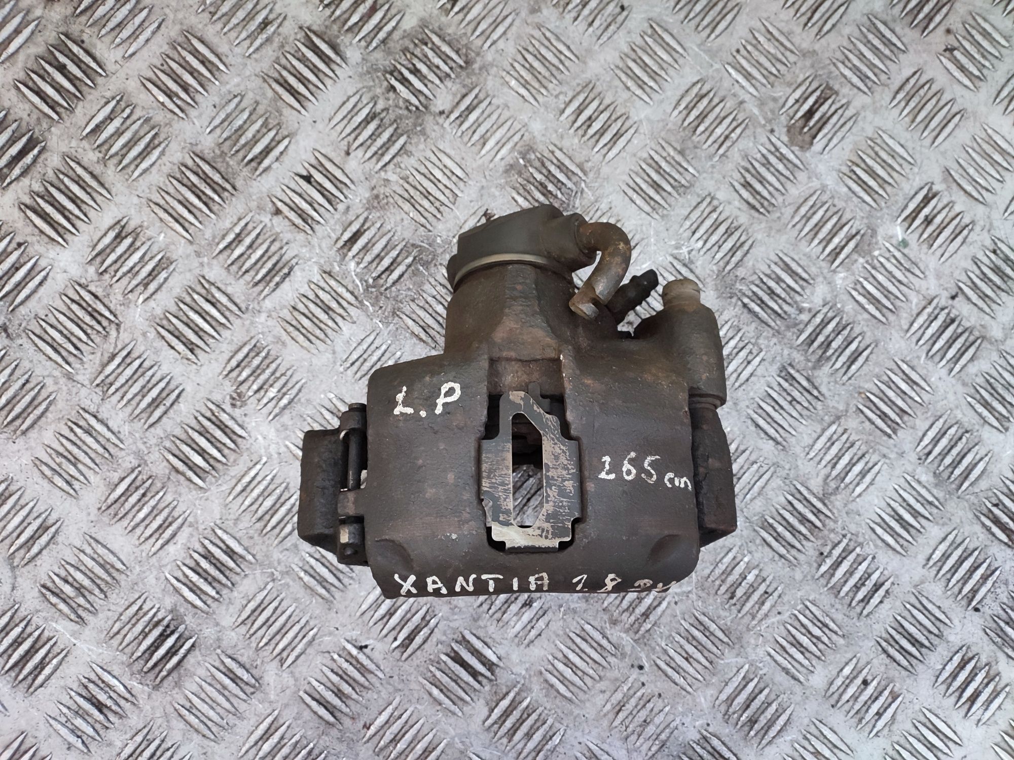 Citroen Xantia 1.8 8V zacisk hamulcowy lewy przód przedni