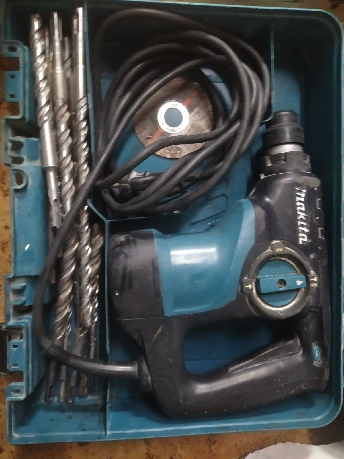 Продам перфоратор Makita Hr2810